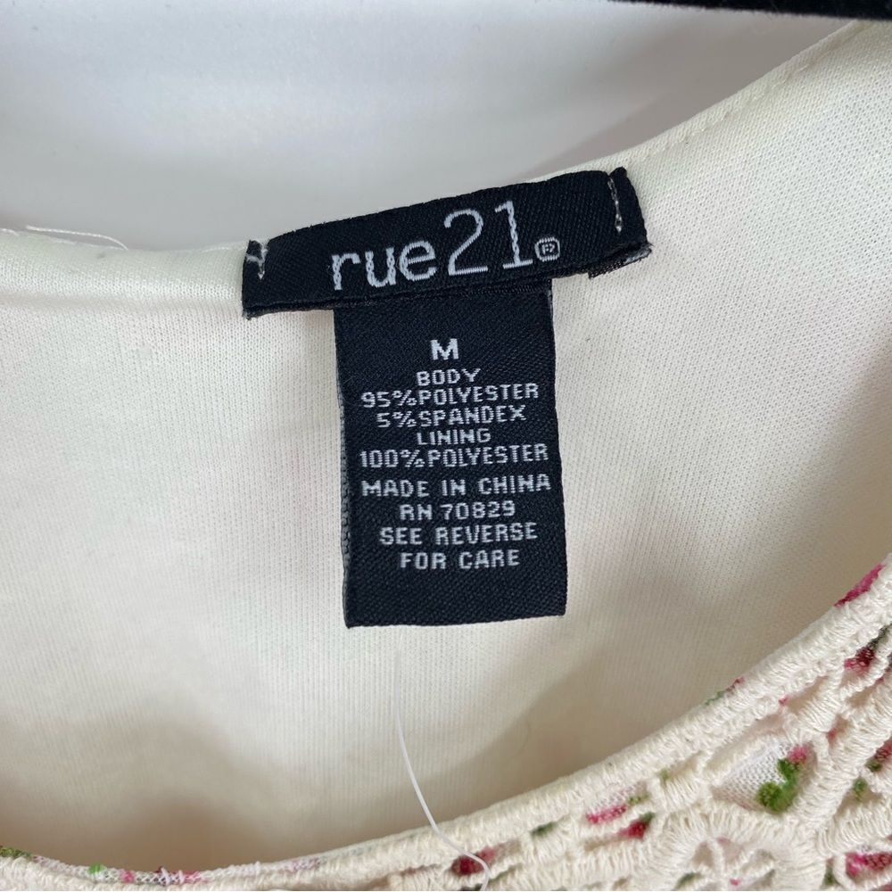 Rue21 Women’s Scoop Neck Floral Sleeveless Blouse Size M - Picture 2 of 4